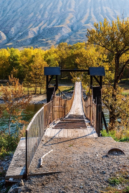 Hängebrücke über Gebirgsfluss in der Schlucht. Russland, Altai, Chulyshman River