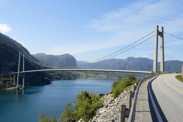 Hängebrücke und Straße in den norwegischen Bergen