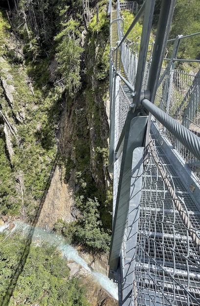 Hängebrücke zwischen den Bäumen in den Alpenbergen in Kals am Großglockner in Österreich