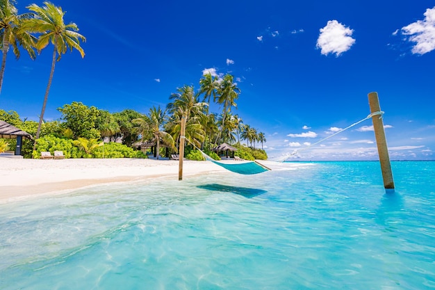 Hängematte über Wasser auf tropischer Insel mit schöner Strandlandschaft. Schöne Lagune, sonniger Himmel