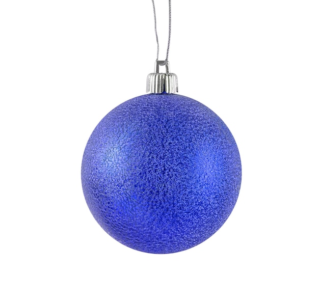 Hängende blaue metallisch glänzende Weihnachtskugel isoliert auf weißem Hintergrund
