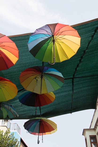 Hängende bunte Regenschirme städtische Straßendekoration