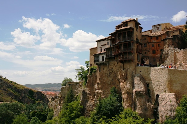 Hängende Häuser von Cuenca gegen den bewölkten Himmel an einem sonnigen Tag