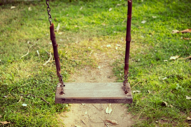 Foto hängende holzschaukel für kinderspielplatz