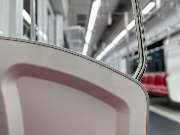 Hängende Riemen in der U-Bahn, leerer Hintergrund der U-Bahn