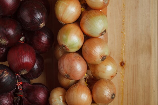 Hängende Schnüre aus roten und weißen Zwiebeln