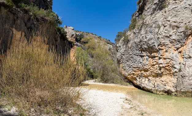 Hängende Stege, die in den Felsen genagelt sind, der in der Vero-Schlucht in Alquezar, Aragonien verläuft