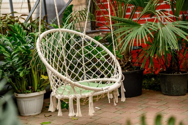 Hängender Schaukelstuhl ist bequem im Garten für Entspannung und Bequemlichkeit