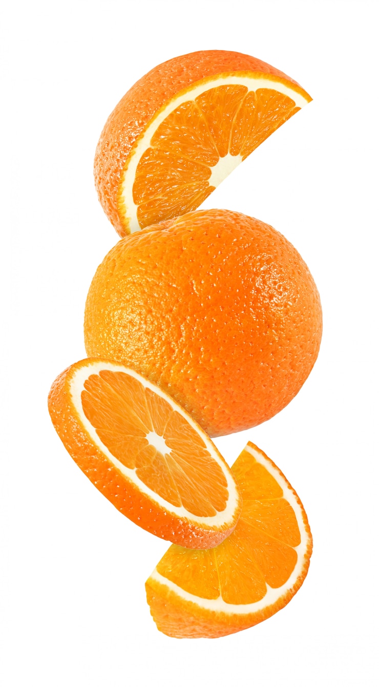 Foto hängendes, fallendes und fliegendes stück orange früchte lokalisiert