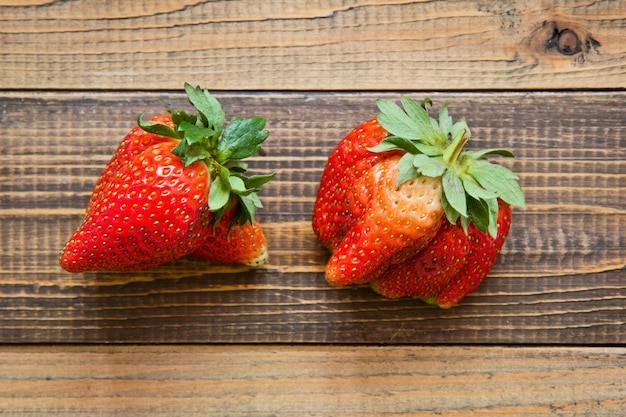 Hässliche Bio-Erdbeeren auf Holz