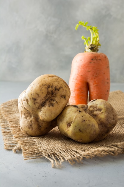 Hässliche Bio-Karotten und Kartoffeln