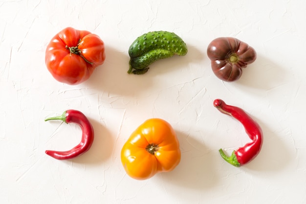 Hässliche Bio-Tomate, Paprika, Gurke auf weiß,