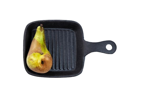 Hässliche Birne auf schwarzer Grillpfanne Draufsicht Defekte Früchte beim Kochen Reduzierung von Bio-Lebensmittelabfällen