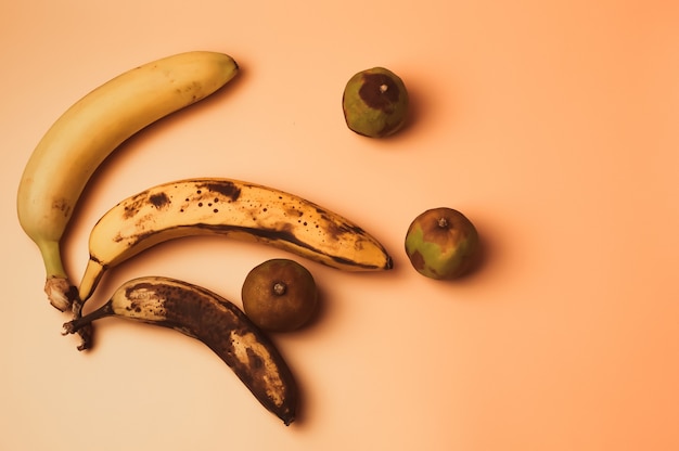 Hässliche Fruchtmodifikation von Bananen von reifem zu verdorbenem Braun mit Flecken und verfaulten Limetten