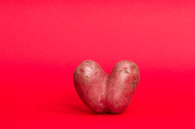 Hässliche Kartoffel. Vegetarisches Konzept zum Valentinstag.