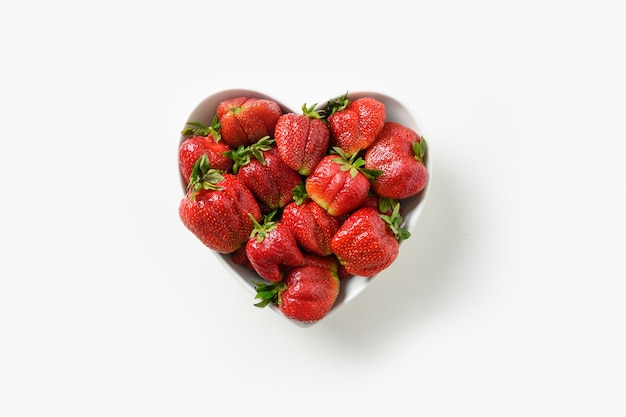 Hässliche reife Bio-Erdbeere auf weißem Hintergrund