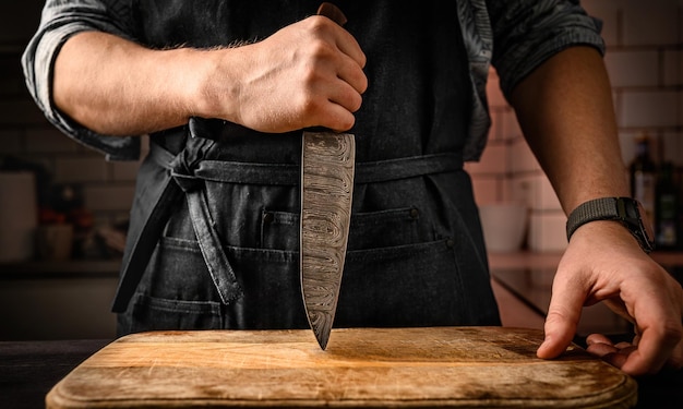 Foto häuptling hält messer in der küche