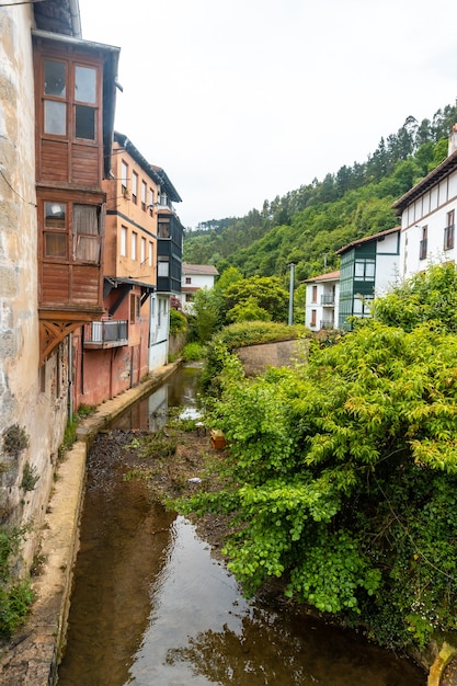 Häuser am Fluss der Gemeinde Ea in der Nähe von Lekeitio, Biskaya in Kantabrien. Baskenland