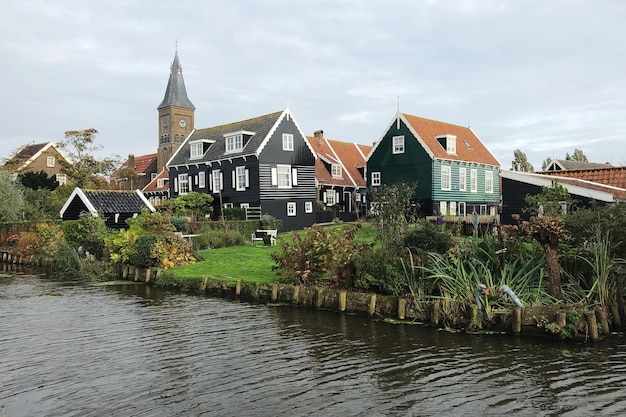 Foto häuser am fluss und gebäude gegen den himmel