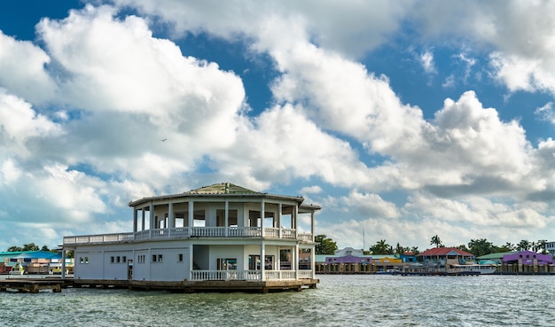 Häuser am Haulover Creek im Zentrum von Belize City, der größten Stadt von Belize