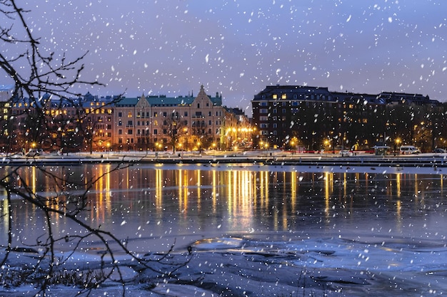 Häuser am Meer, verschneiter Helsinki-Abend, Schneefall