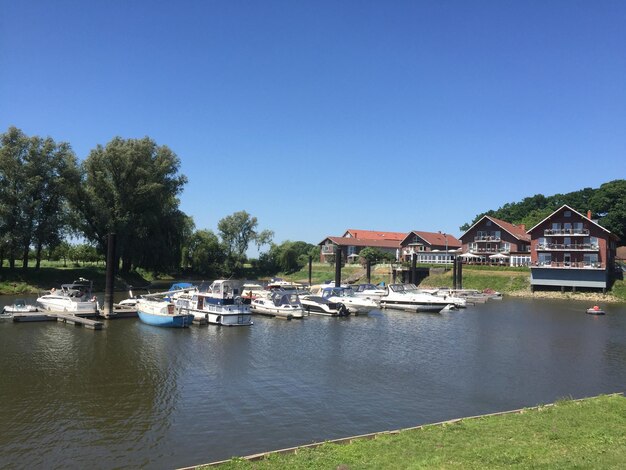 Foto häuser am see gegen den himmel