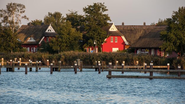 Häuser am See gegen Gebäude