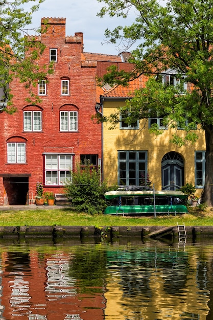 Häuser am Ufer der Trave LübeckxA