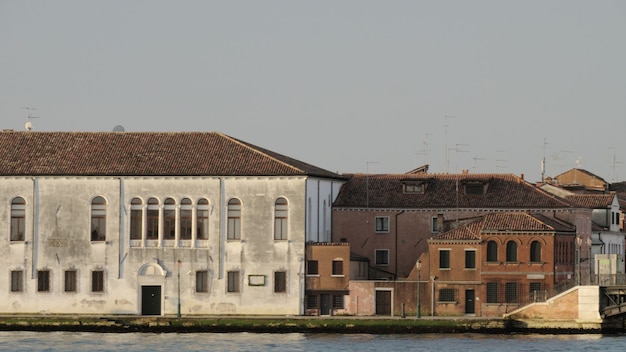 Häuser am Wasser in Venedig Italien Blick vom Segelboot