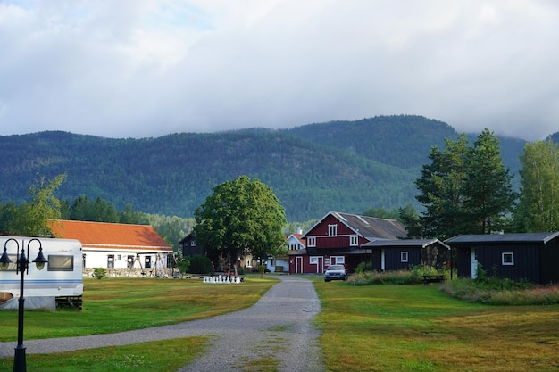 Häuser an Bäumen und Gebäude gegen den Himmel