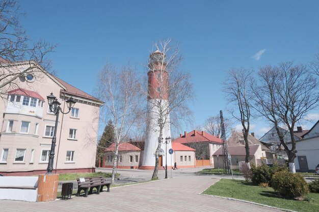 Häuser an der Straße gegen den Himmel in der Stadt