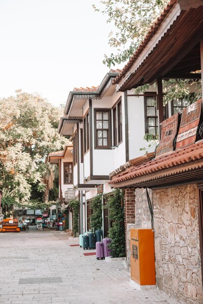 Häuser an der Straße in der Stadt gegen den Himmel