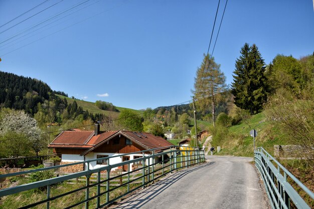 Foto häuser an der straße vor klarem himmel