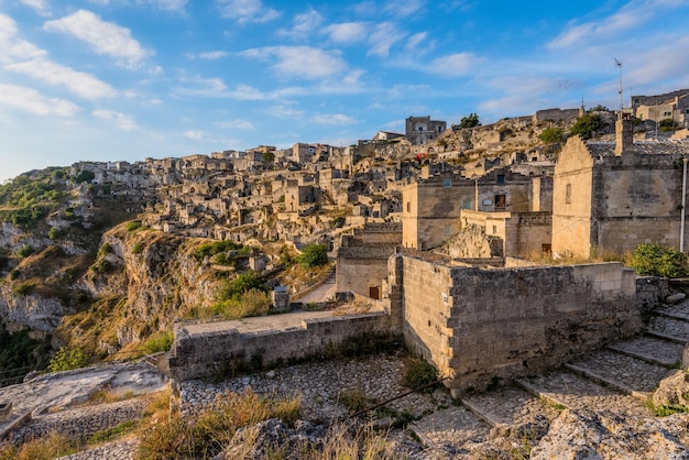 Häuser auf dem Berg in Sassi di Matera gegen den blauen Himmel