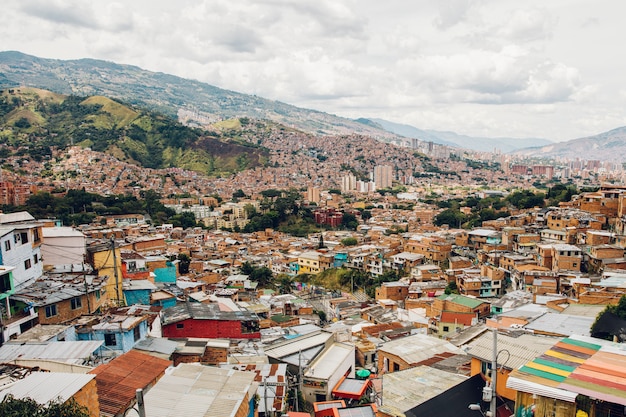 Häuser auf den Hügeln von Comuna in Medellin, Kolumbien