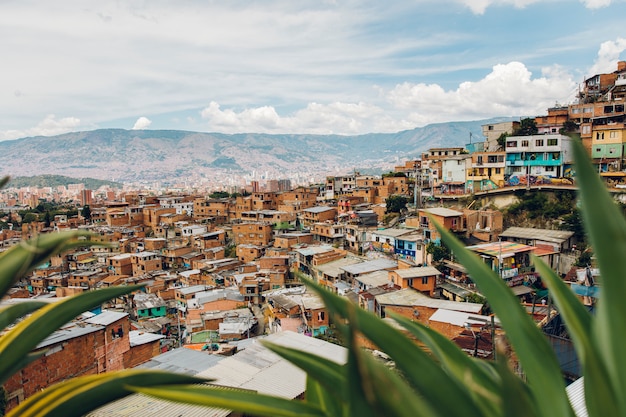 Häuser auf den Hügeln von Comuna in Medellin, Kolumbien