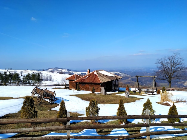 Foto häuser auf einem schneebedeckten feld gegen den himmel