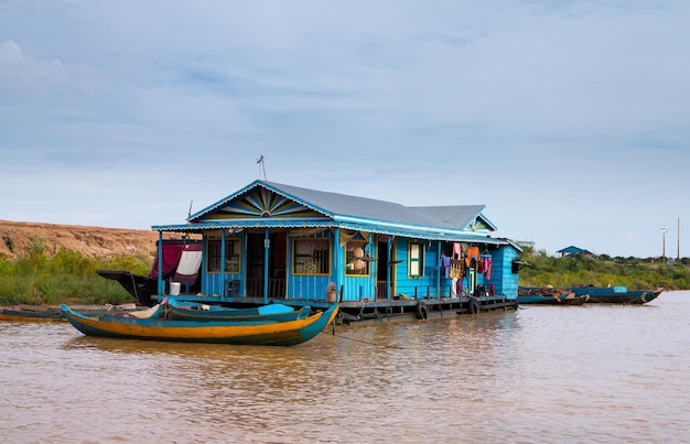 Häuser auf Stelzen am See Tonle Sap Kambodscha