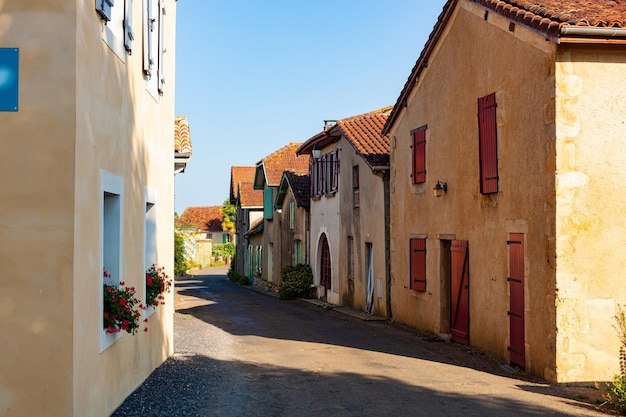 Häuser der kleinen Stadt Pimbo entlang der Le Puy Route