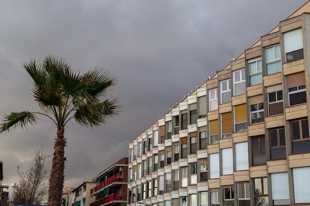 Häuser der Stadt Barcelona am Meer