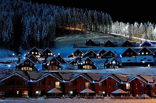 Foto häuser, die nachts für weihnachten geschmückt und beleuchtet sind