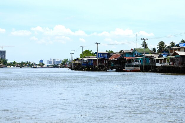 Häuser entlang des Chao Phraya Flusses