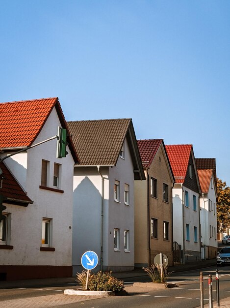 Foto häuser gegen gebäude gegen klaren blauen himmel