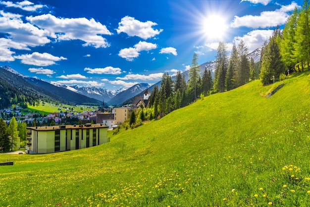 Häuser im Stadtdorf in den Alpenbergen Davos Graubünden S