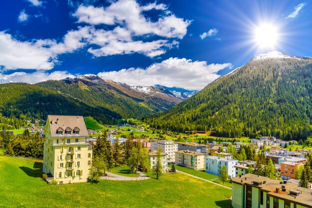 Häuser im Stadtdorf in den Alpenbergen Davos Graubünden S