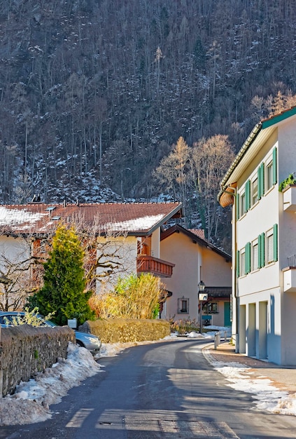 Häuser in der Stadt Bad Ragaz. Bad Ragaz ist eine Stadt im Kanton St. Gallen in der Schweiz. Es liegt über den Bündner Alpen. Kur- und Erholungsdorf liegt am Ende des Taminatals