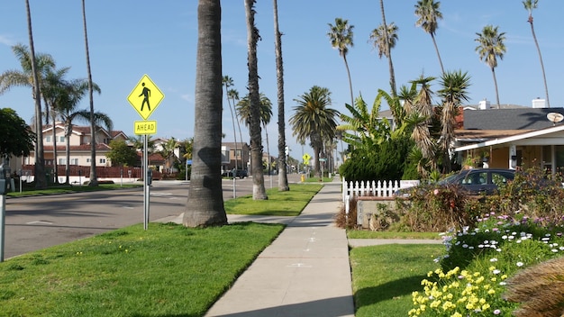 Häuser in der Vorstadtstraße, Kalifornien USA. Generische Gebäude, Wohnviertel in der Nähe von Los Angeles.