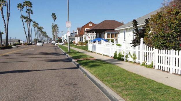 Häuser in einer Vorstadtstraße in Kalifornien USA. Gebäude im Wohnviertel. Immobilien