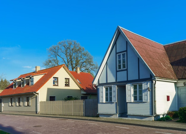 Häuser mit Holzzaun in Ventspils in Lettland. Es ist eine Stadt in der Region Kurland in Lettland. Lettland ist eines der baltischen Länder