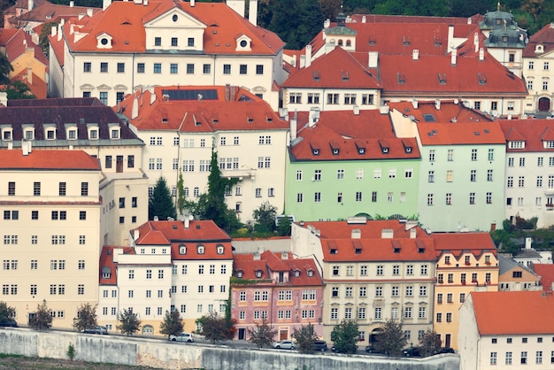 Häuser mit roten Ziegeldächern in einer wunderschönen Altstadt